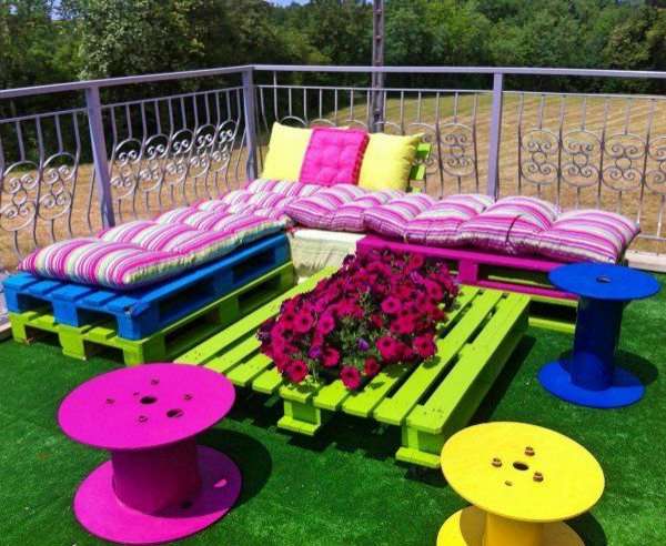 Un petit salon qui embellira votre jardin avec ses couleurs vivent