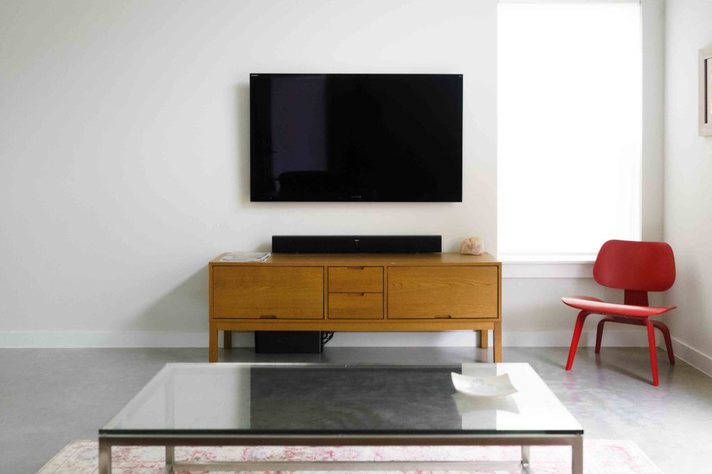 meuble tv bois massif contemporain adaptabilité