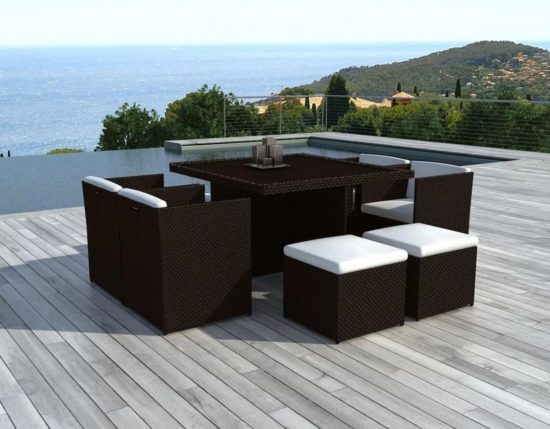 Le salon de jardin encastrable : la solution idéale pour accueillir sur une petite terrasse.